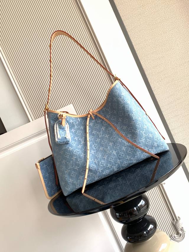 Superior Dynamic ChipThis medium handbag showcases the eponymous motif from 199