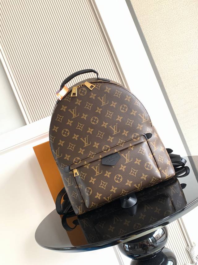 Super Dynamic ChipThis medium backpack combines functionality with urban style,