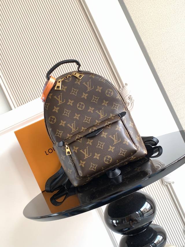 Super Dynamic ChipThis mini backpack showcases trendy urban style with a fresh t