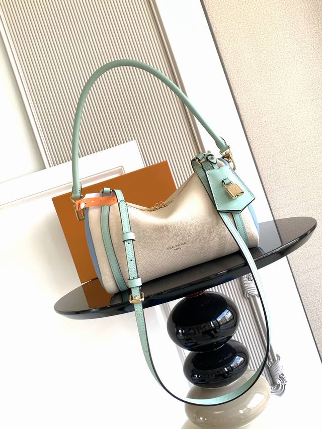 Super dynamic chipThis small handbag is an urban masterpiece, and its design is