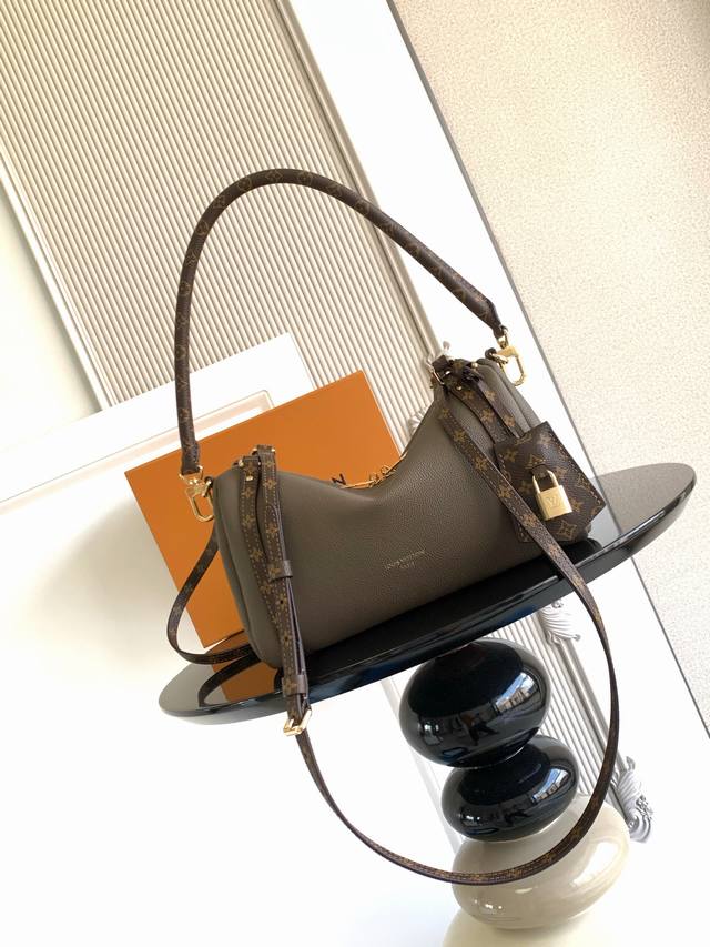 Super dynamic chipThis small handbag is an urban masterpiece, and its design is