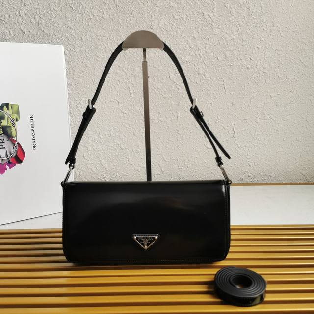 Top-grade original new model 1Bd323. This flap-style shoulder bag is crafted fro
