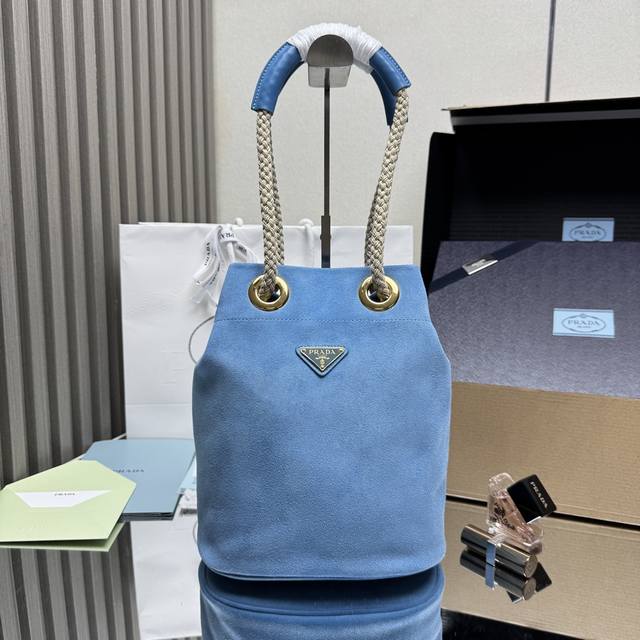 Top-quality original new bucket bag 1Be082 suede. This Re-Nylon handbag is desig