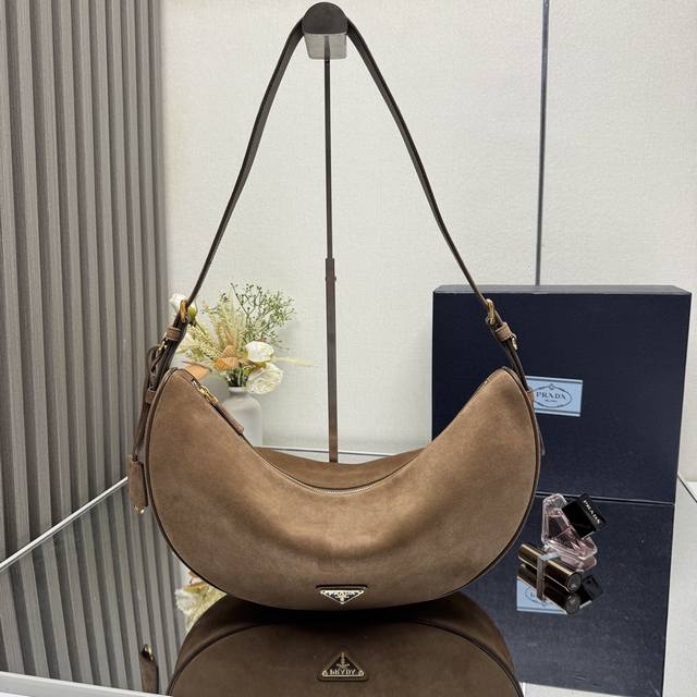 Top-of-the-line, original, new product, 1Bc255, nubuck leather underarm bag. Th