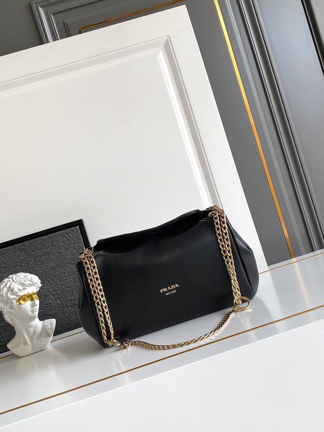 The new small sheepskin Tumulte handbag for Fall/Winter 2025 showcases a dynamic
