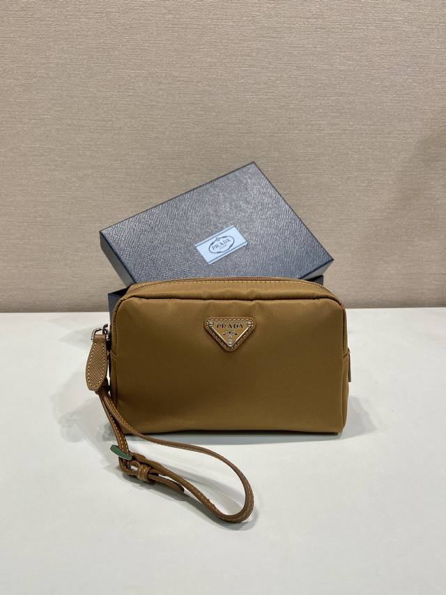 New arrival clutch 1Ns021 Large This clutch is crafted from innovative imported