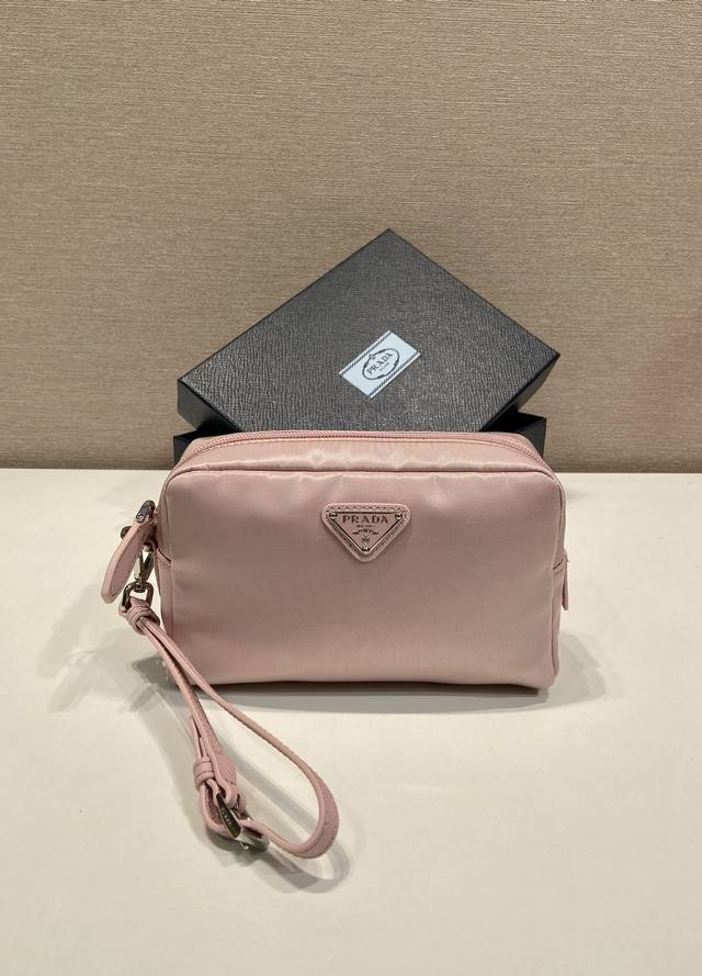 New arrival clutch 1Ns021 Large This clutch is crafted from innovative imported