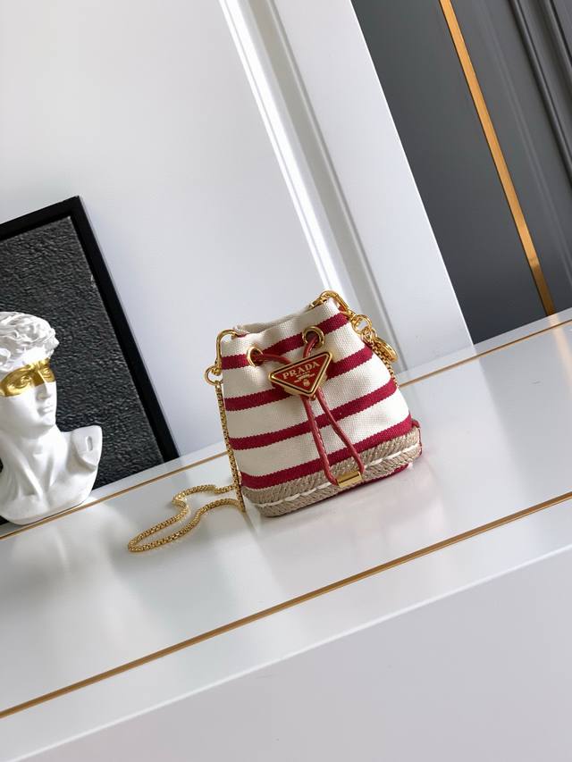 Mini Bucket This mini bag offers a fresh take on classic nautical style, showcas
