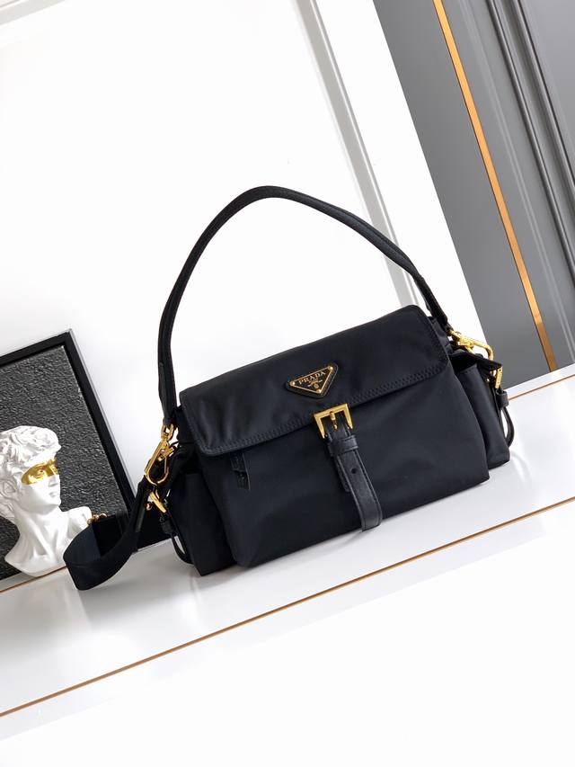 New Small Messenger Bag This bag perfectly blends sophistication and functional
