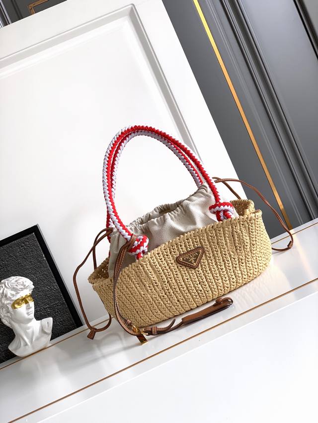 New woven vegetable baskets have arrived. This hand-crocheted bag exudes a sens