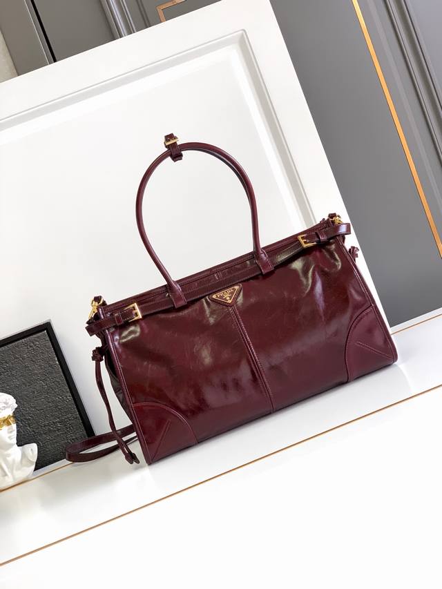 lussolf waxed leather This handbag and crossbody bag is made of imported waxed l