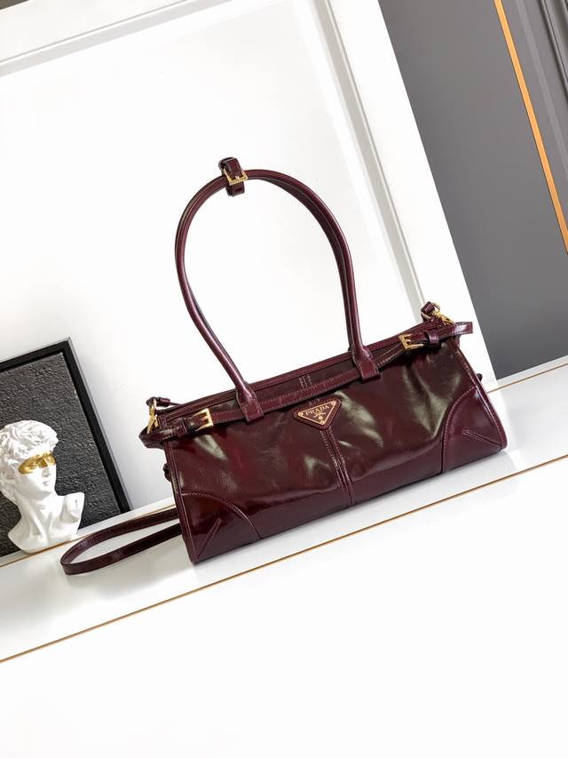 Soft Lux Waxed Leather Small This crossbody handbag is made of imported waxed le