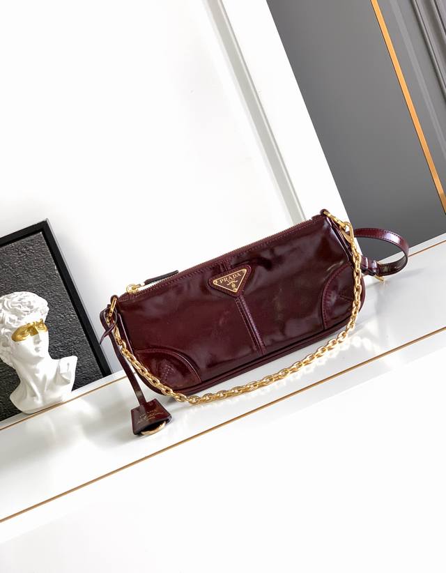 New Underarm Bag This underarm bag is a remake of a classic style from 2002. Th