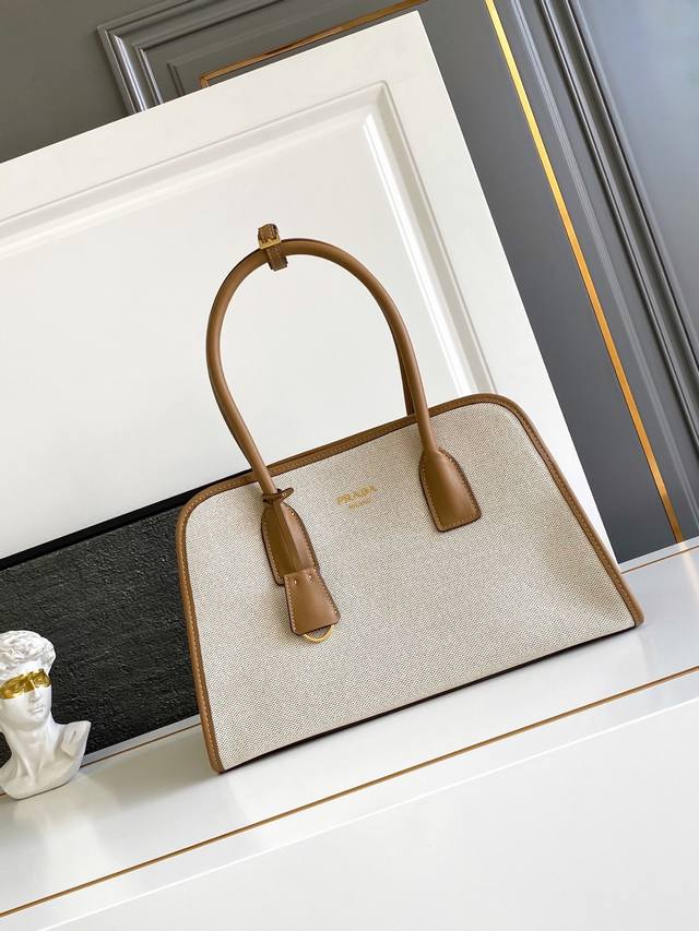 New Tote Bag This bag combines the versatile style and lightweight texture of c