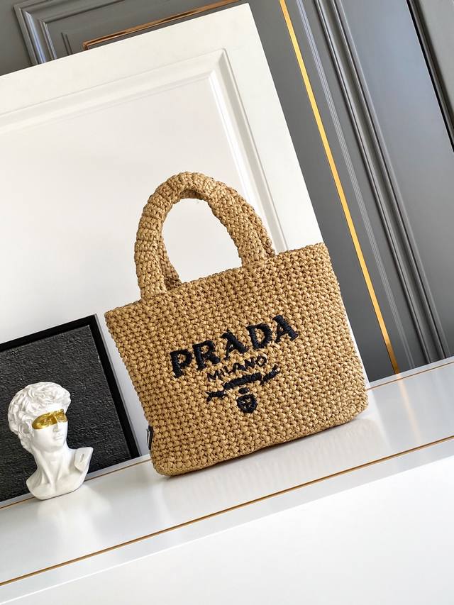Fiber Tote BagThis fiber tote bag is designed with imported raffia and is very h