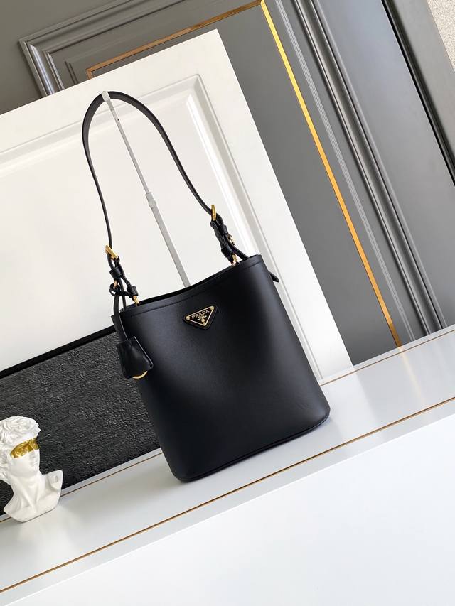 New This leather handbag features soft lines and a refined design, showcasing c