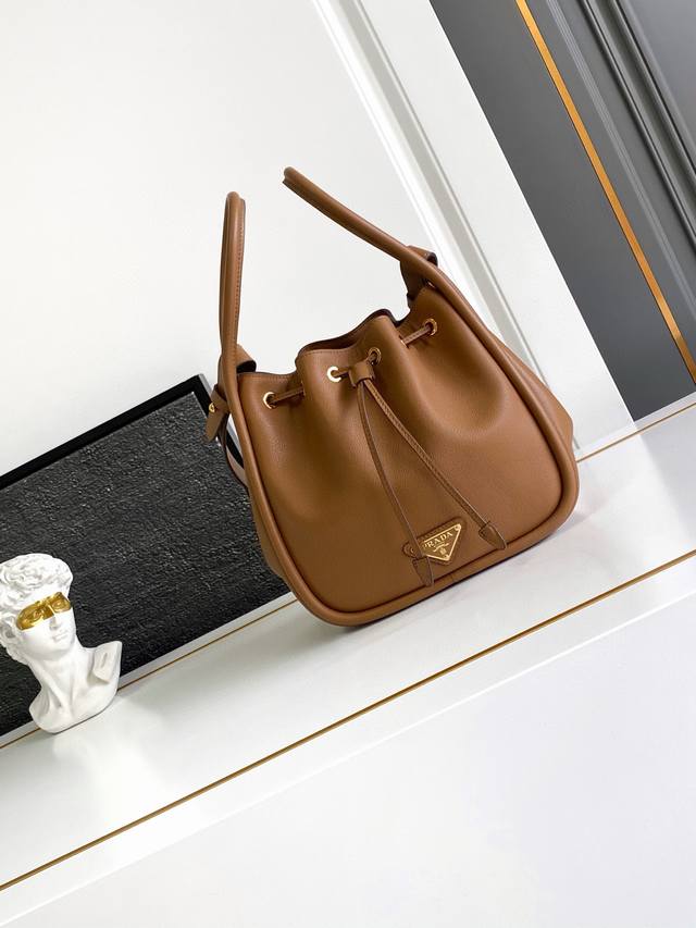 New Bucket Bag This bucket bag is made of imported calfskin and comes with a de
