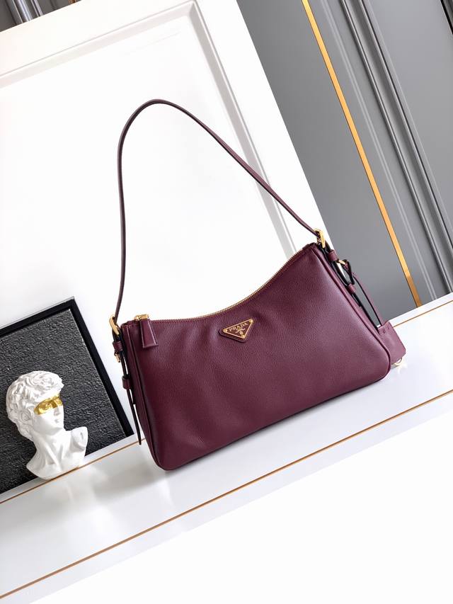 New Aimee Underarm Bag. This leather Hobo underarm bag features a simple, elega