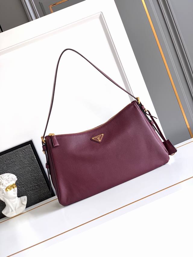 New Aimee Underarm Bag. This leather Hobo underarm bag features a simple, elega
