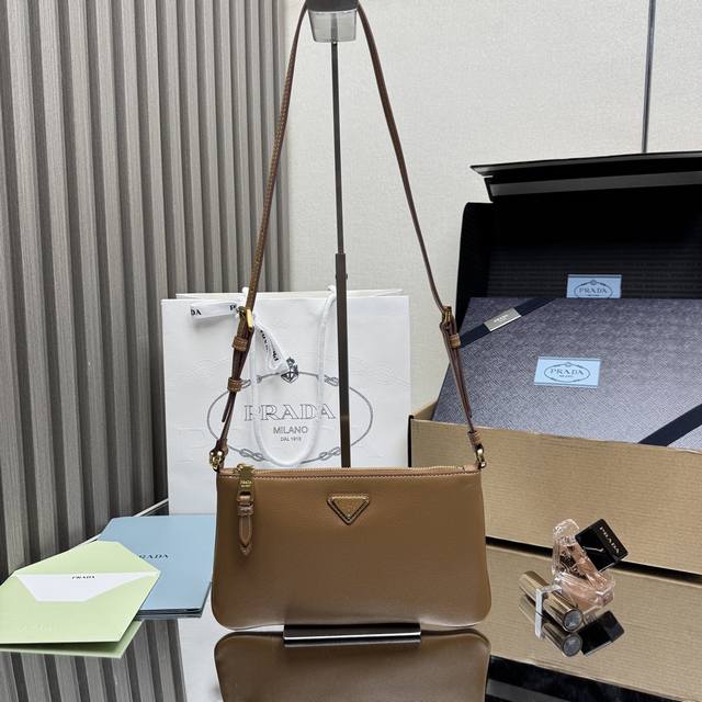 Top-quality original new underarm bag 1Bc238 calfskin. This leather clutch feat