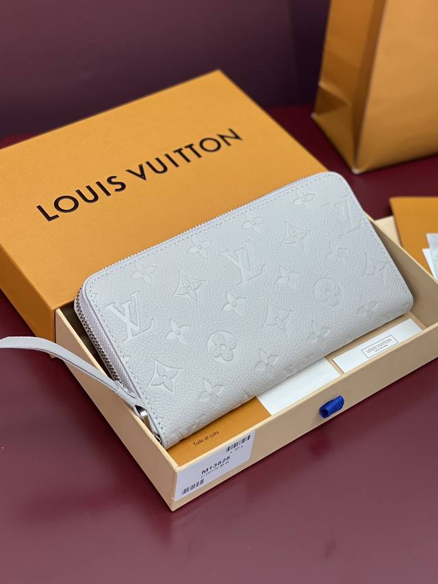 Factory Price: M13825. Gray Fog! Variable Chip! The classic Zippy zipper wallet
