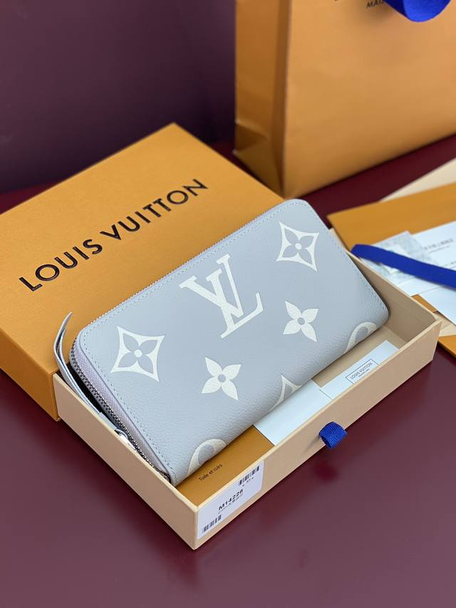 Factory Price: M14228 Gray Matte Silkscreen! Chip Edition! Zip Wallet. This zip