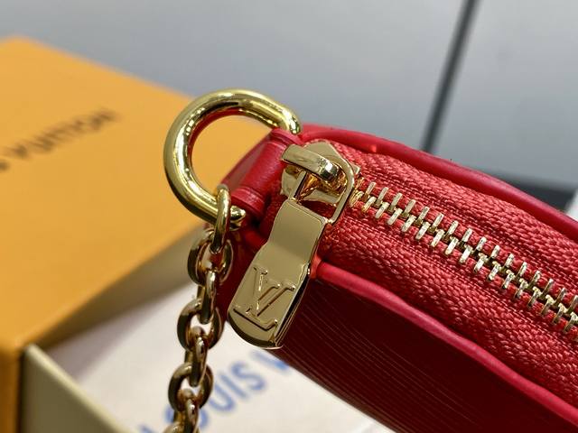 Original boutique M25687 Red chain lipstick bag, a new seasonal item. The Lipst