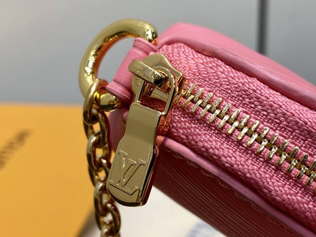 Original boutique M25686 Pink Chain Lipstick Bag, a new seasonal item. The Lips
