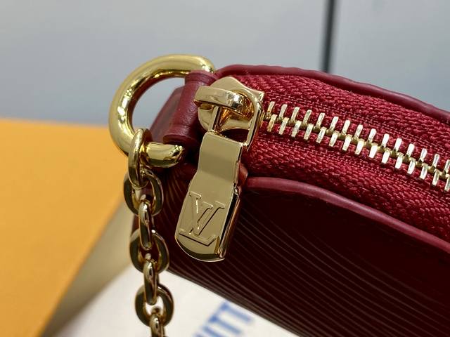 Original boutique M25685 fuchsia chain lipstick bag, a new seasonal item. The L