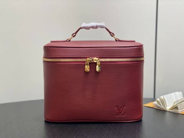 Original boutique M25856 Burgundy Water Ripple Cosmetic Bag, new for the season