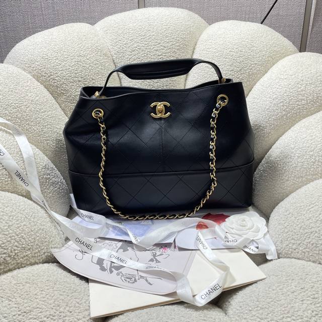 5634 A hit at the Ohanel Haute Couture suede handbag show in Hangzhou, this mast