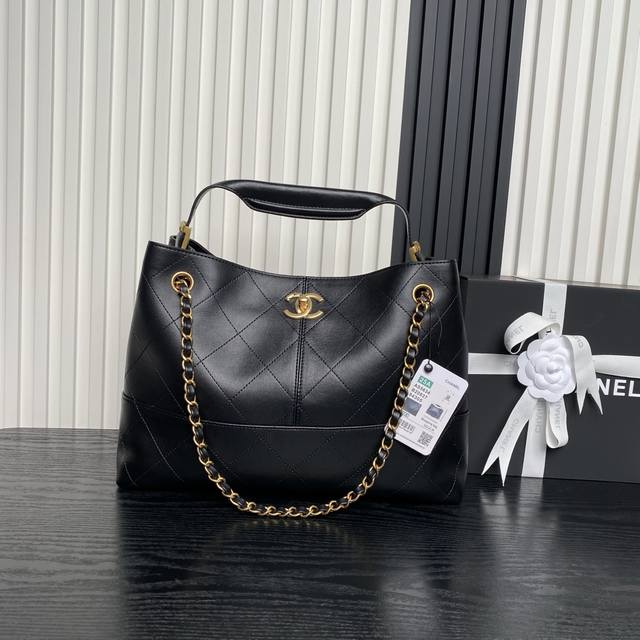 Chanel25A Haute Couture As5634 Hobo: Casual and elegant, with a unique quilted d