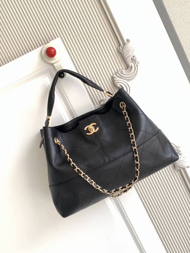 As5634 Cheanl Chanel's classic colorblock tote bag features a fusion of suede an