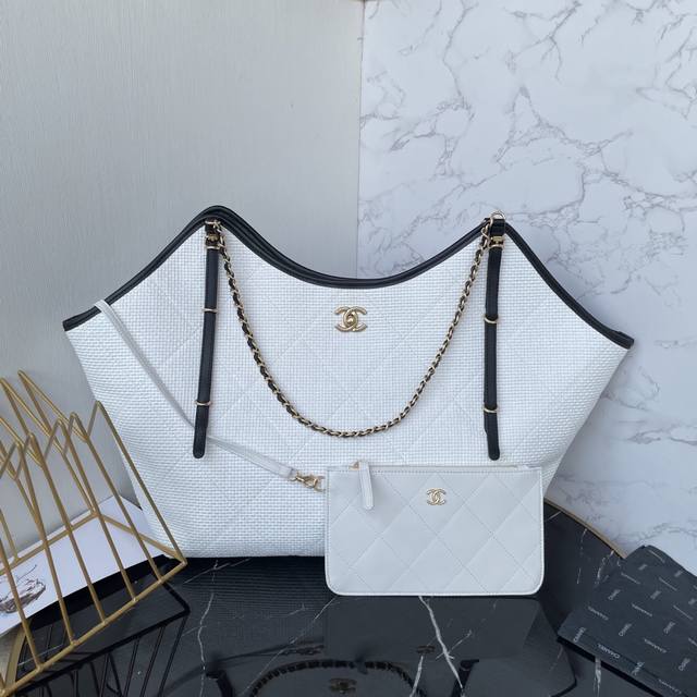 A hot-selling Chanel 25S Maxi Hobo Bag, the same tote bag worn by G-Dragon. Made
