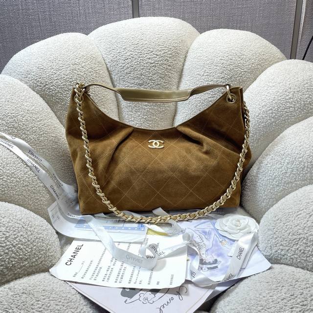 The Chanel Hobo Bag 26C also offers a comfortable wearing experience. Its spacio