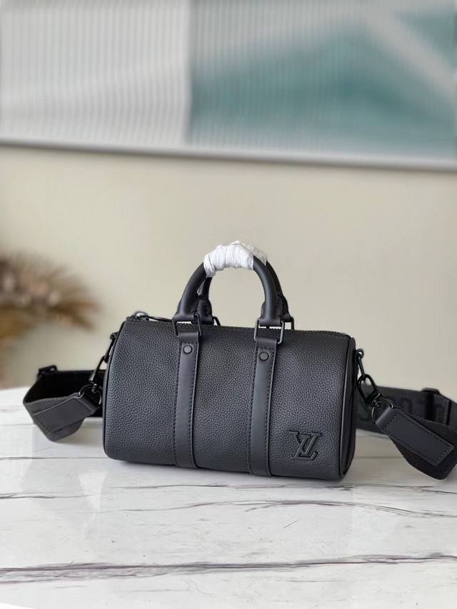 Top-grain leather, original M80950. This bag embodies the classic Keepall travel