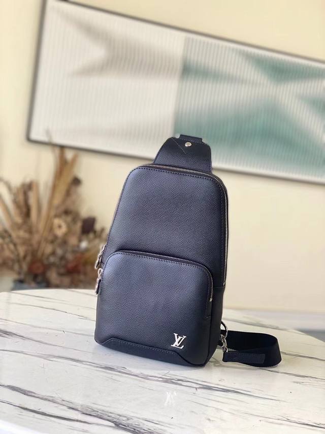 The M30443 Avenue shoulder bag, crafted from premium, top-grain leather, featur