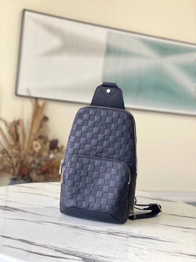 Top-grain leather, original N41720. Sporty yet casual, this Avenue shoulder bag