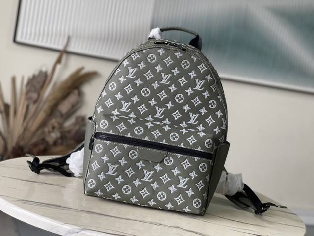 Top-grain leather, original M12463. This Discovery Small backpack is crafted fro