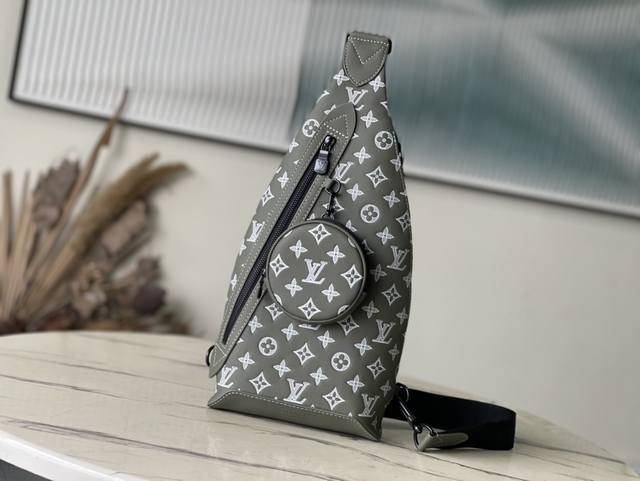 Top-grain leather, original M12486. This Duo shoulder bag features a form-fittin