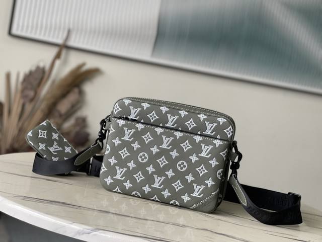 Top-grain leather, original M12490. This Trio messenger bag is crafted from Mono