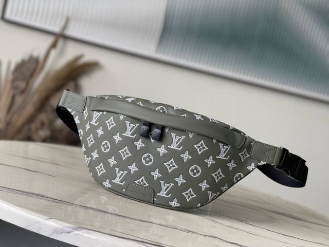 Top-grain leather, original M12508. This Discovery waist bag is crafted from Mon