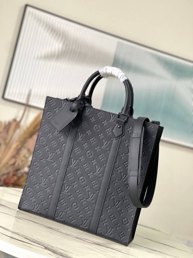 Top-grain leather, original M21866. This Sac Plat handbag is crafted from Monogr