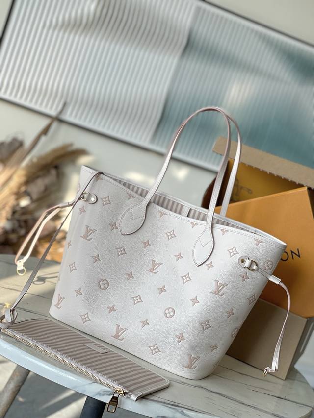 Top-grain leather, original M14285, cream-colored silk-screen print. This Neverf