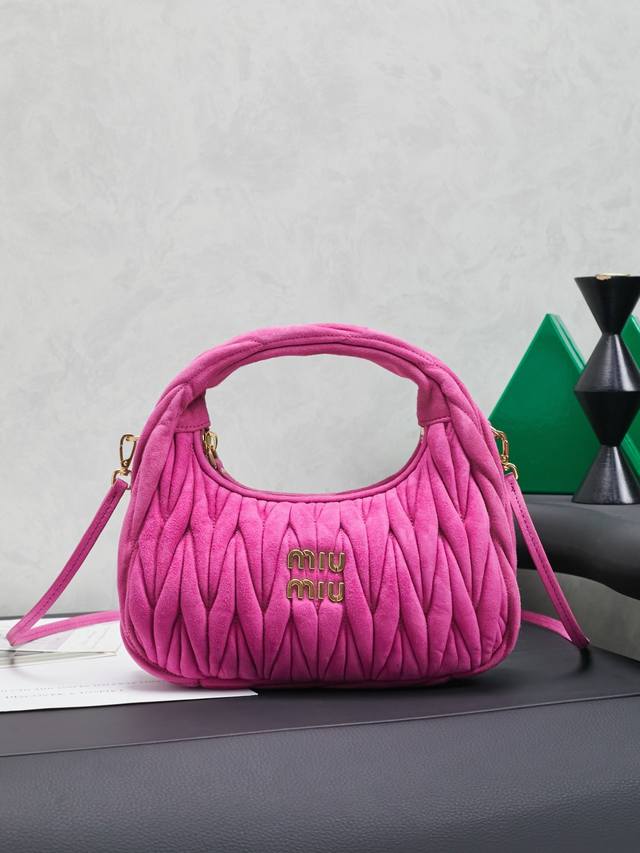 New arrival from Miu! Model: 5Bc125 Miuwander handbag, made from imported lambs