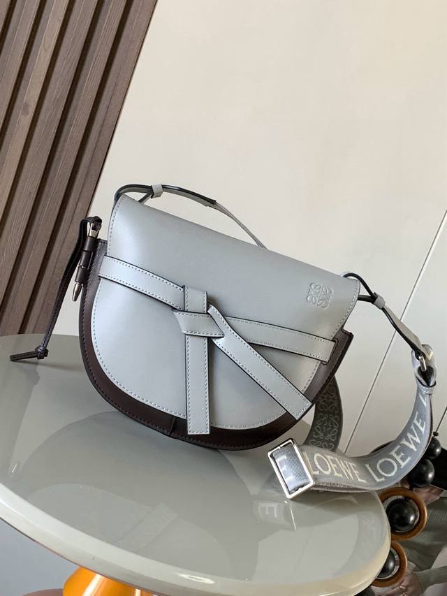 The popular small 25cm new letter-strap saddle bag, the Gate Duel handbag, has a