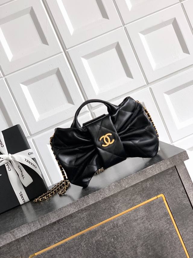 A look at the design and style of the premium, original Ohanel bow bag. The bag