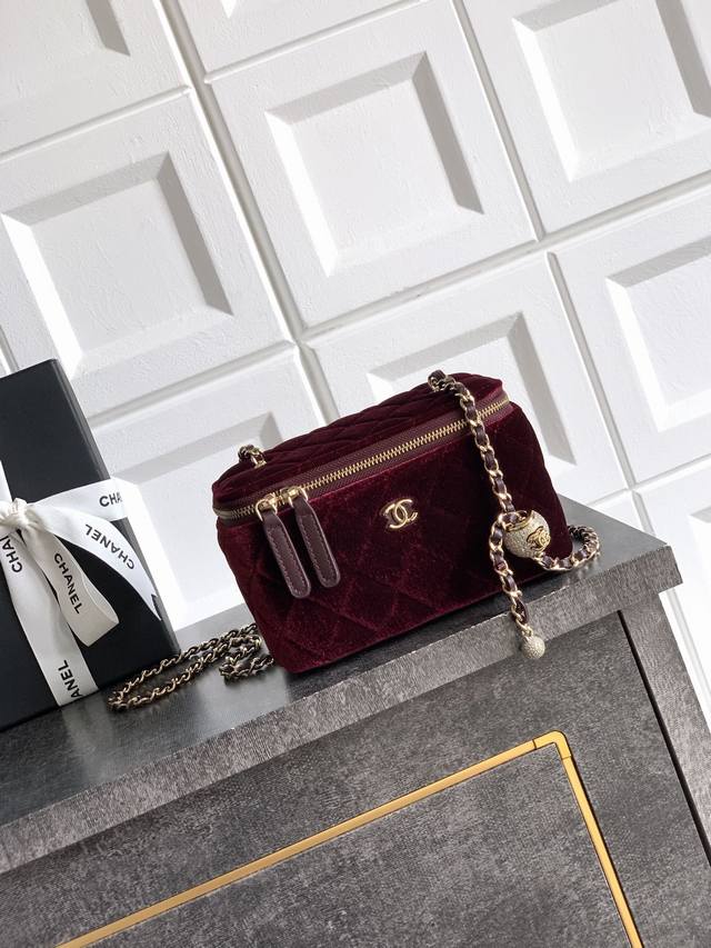 This top-tier, original burgundy 2303 silk, diamond, and gold bead clasp Ohanel