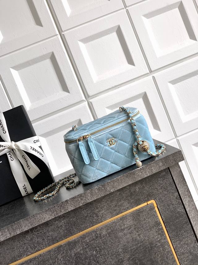 This top-tier, original, glacier blue 2303 silk, diamond, and gold bead clasp O