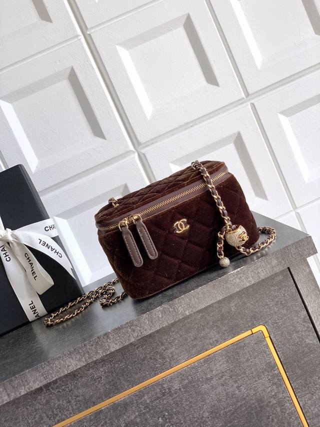 A top-tier, original coffee-colored 2303 lipstick bag is shipping! This popular